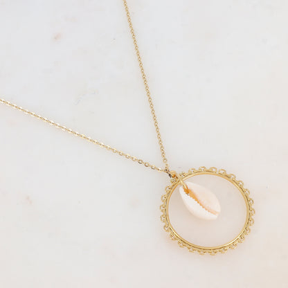 Collier avec anneau texturé et pendant cauri (55+5CM)