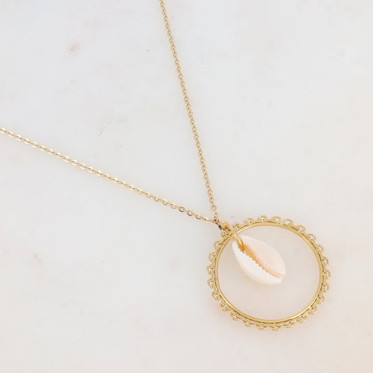 Collier avec anneau texturé et pendant cauri (55+5CM)