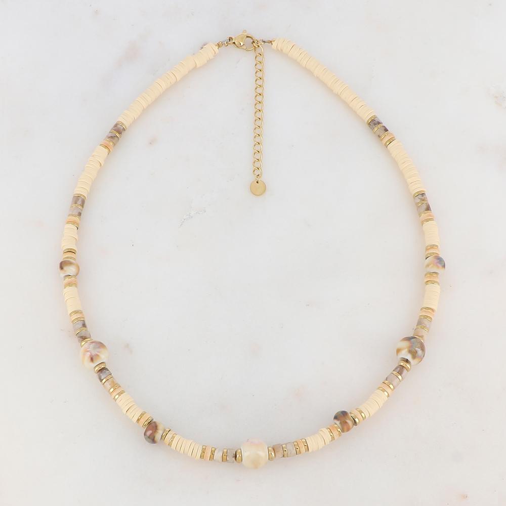 Collier doré avec des perles en céramique émaillée, des perles heishi et des pierres naturelles beiges 39+5 cm