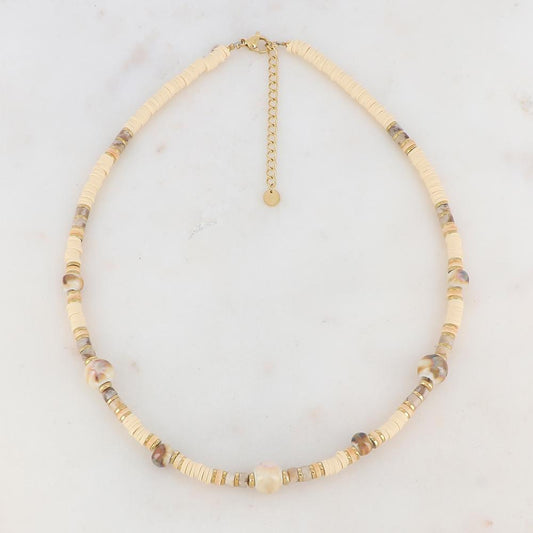 Collier doré avec des perles en céramique émaillée, des perles heishi et des pierres naturelles beiges 39+5 cm