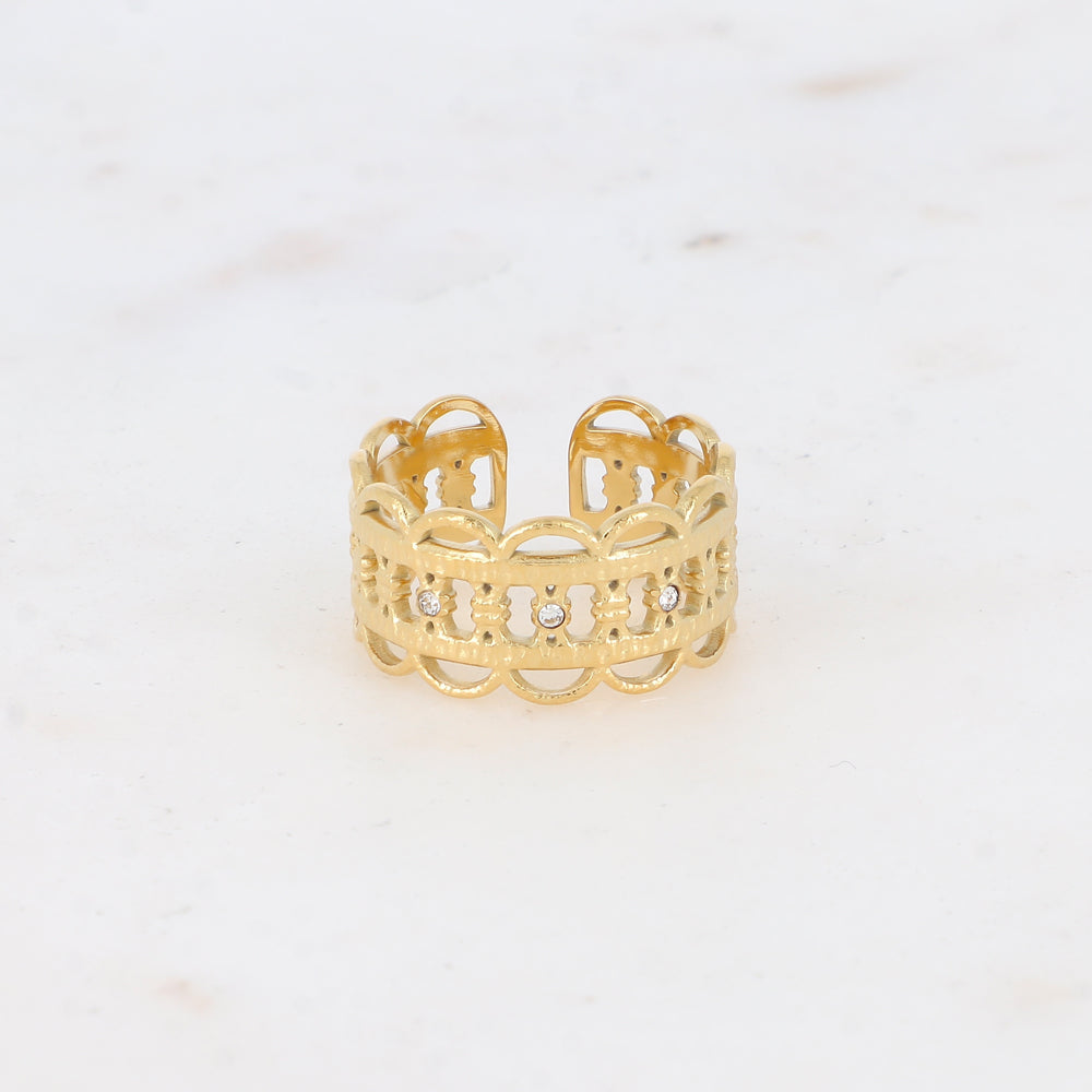 Bague ajourée embellie de 3 strass