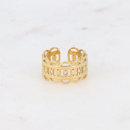 Bague ajourée embellie de 3 strass
