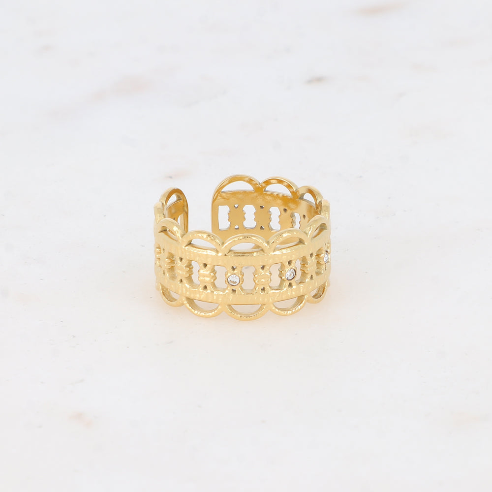 Bague ajourée embellie de 3 strass