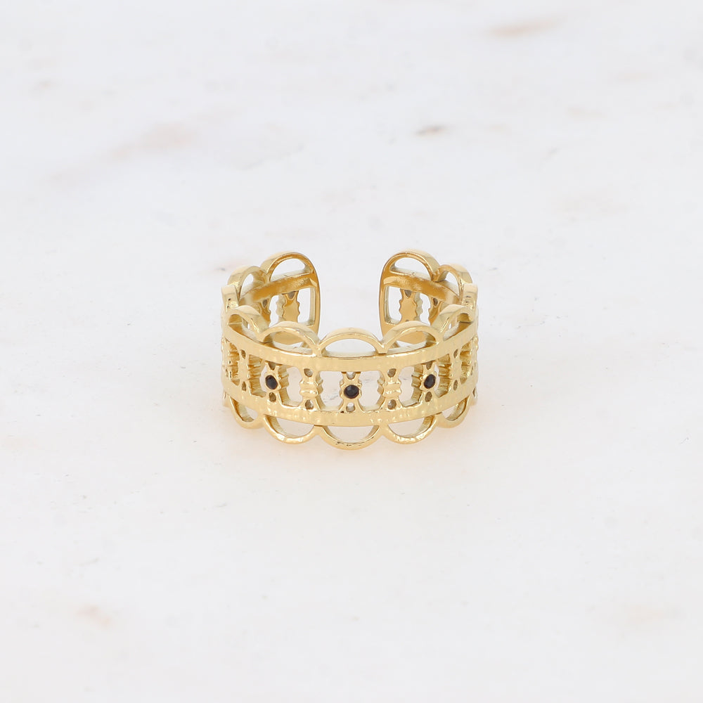 Bague ajourée embellie de 3 strass
