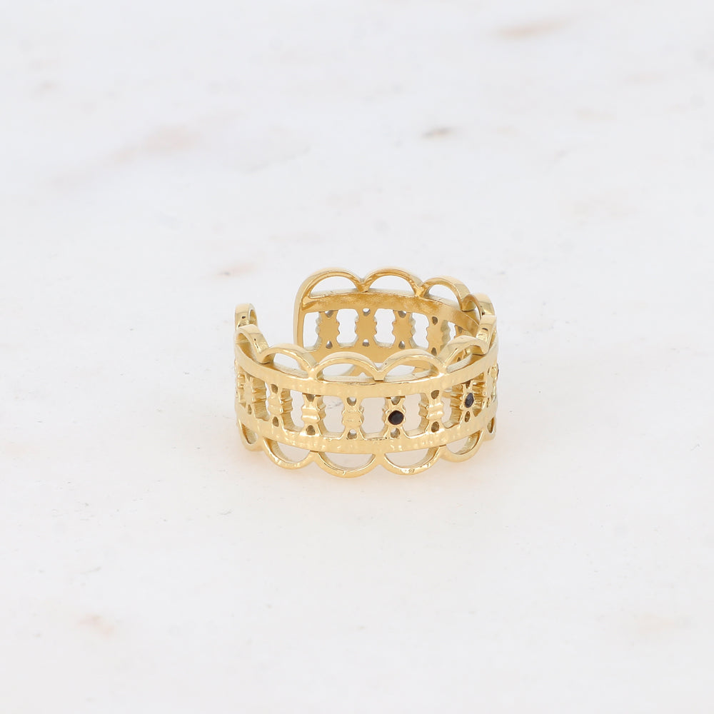 Bague ajourée embellie de 3 strass