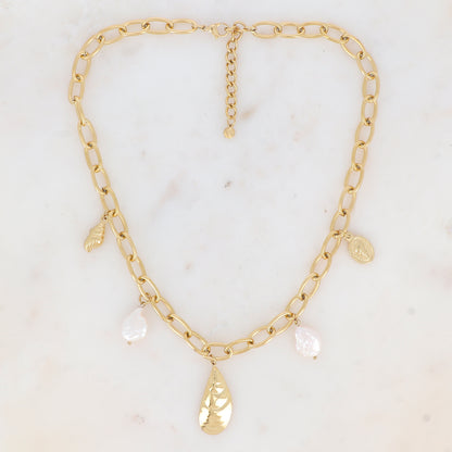 Collier en maille avec coquillages en métal, pampille ovale motif coquillage et perles d'eau douce (44+5CM)