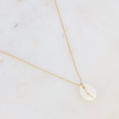 Collier avec pendentif en résine forme cauri (40+5CM)