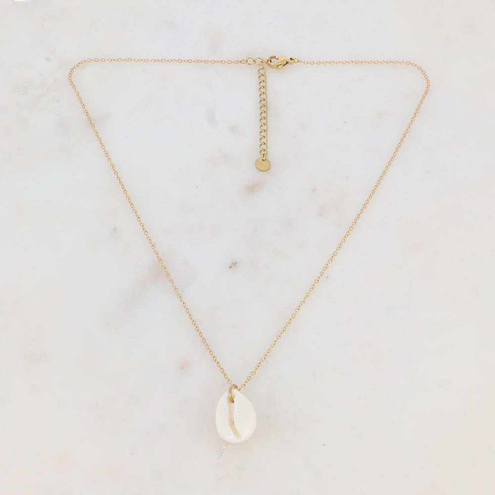 Collier avec pendentif en résine forme cauri (40+5CM)