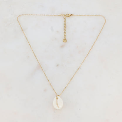 Collier avec pendentif en résine forme cauri (40+5CM)