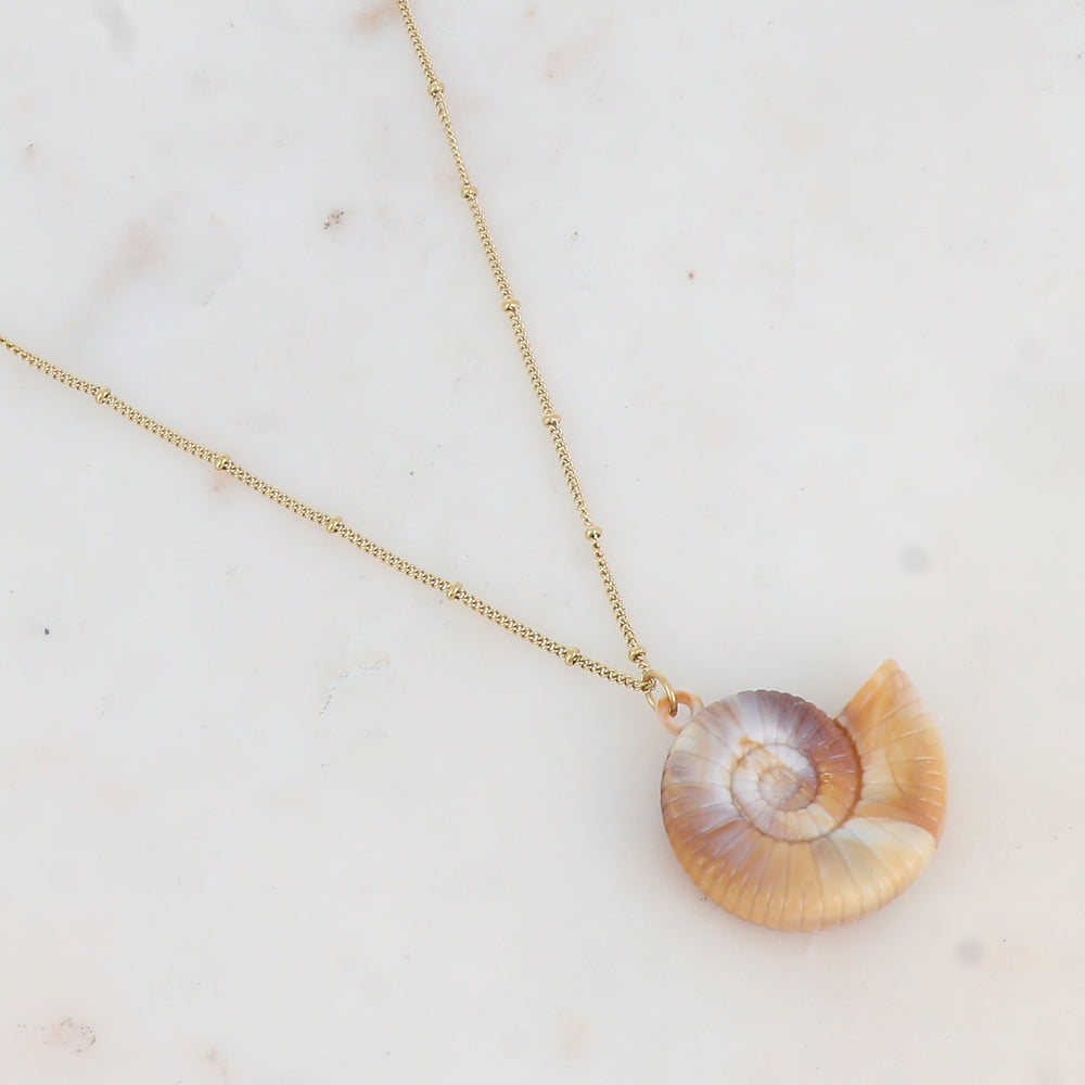 Collier avec pendentif en résine forme coquille d'escargot (40+5CM)