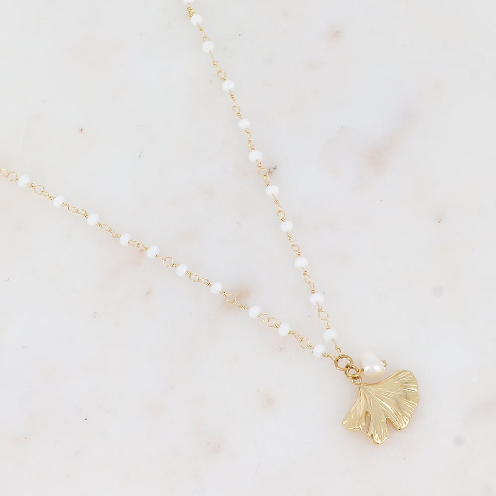 Collier avec perle en pâte de verre, pampille feuille de ginkgo et perle d'eau douce (38+5CM)