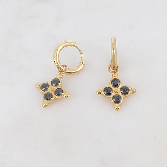 Créoles pendantes avec 4 strass 1,35 x 2,1 cm.