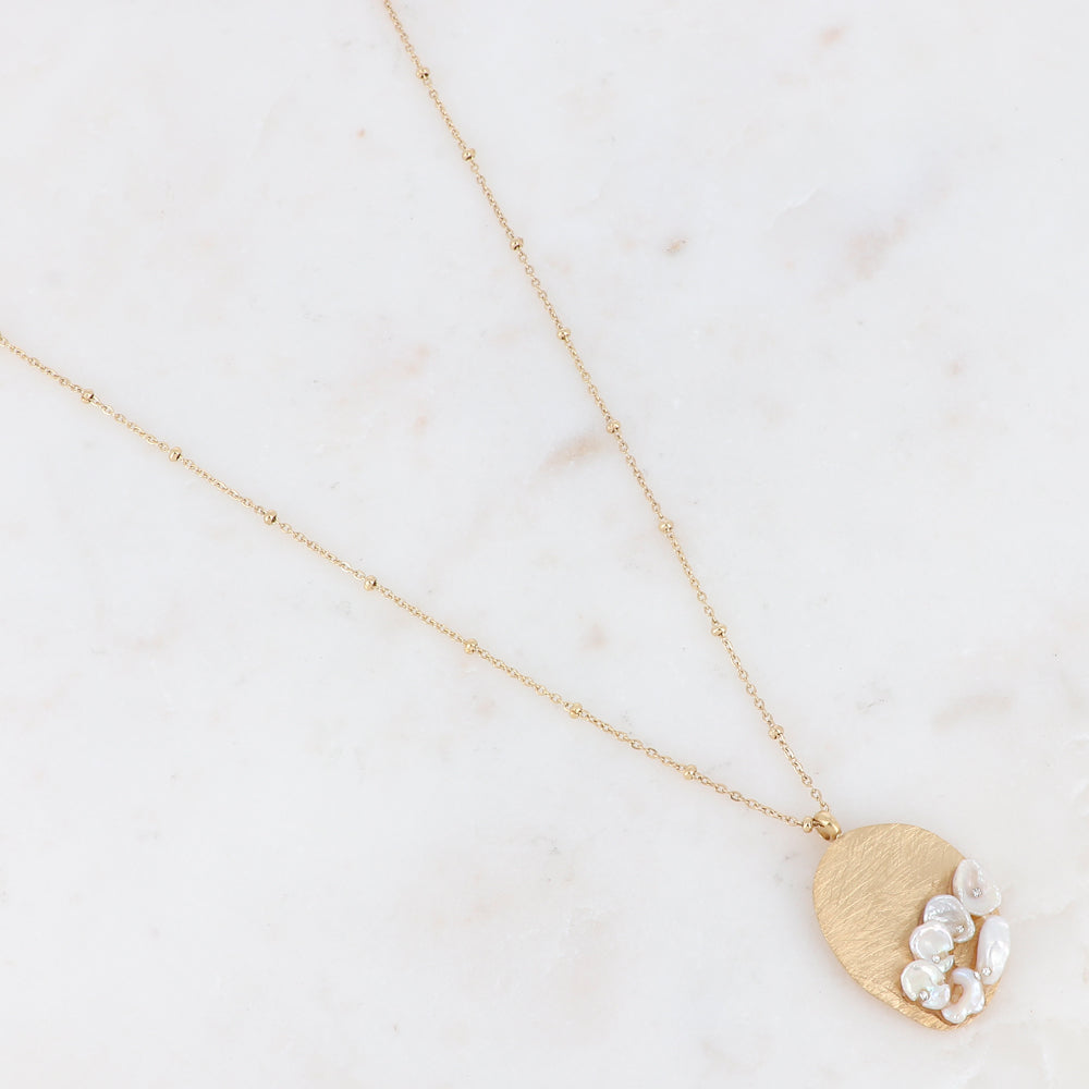 Collier doré avec pendentif effet brossé et perles d'eau douce 40+5 cm