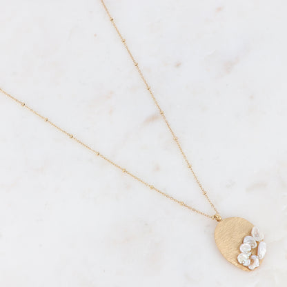 Collier doré avec pendentif effet brossé et perles d'eau douce 40+5 cm
