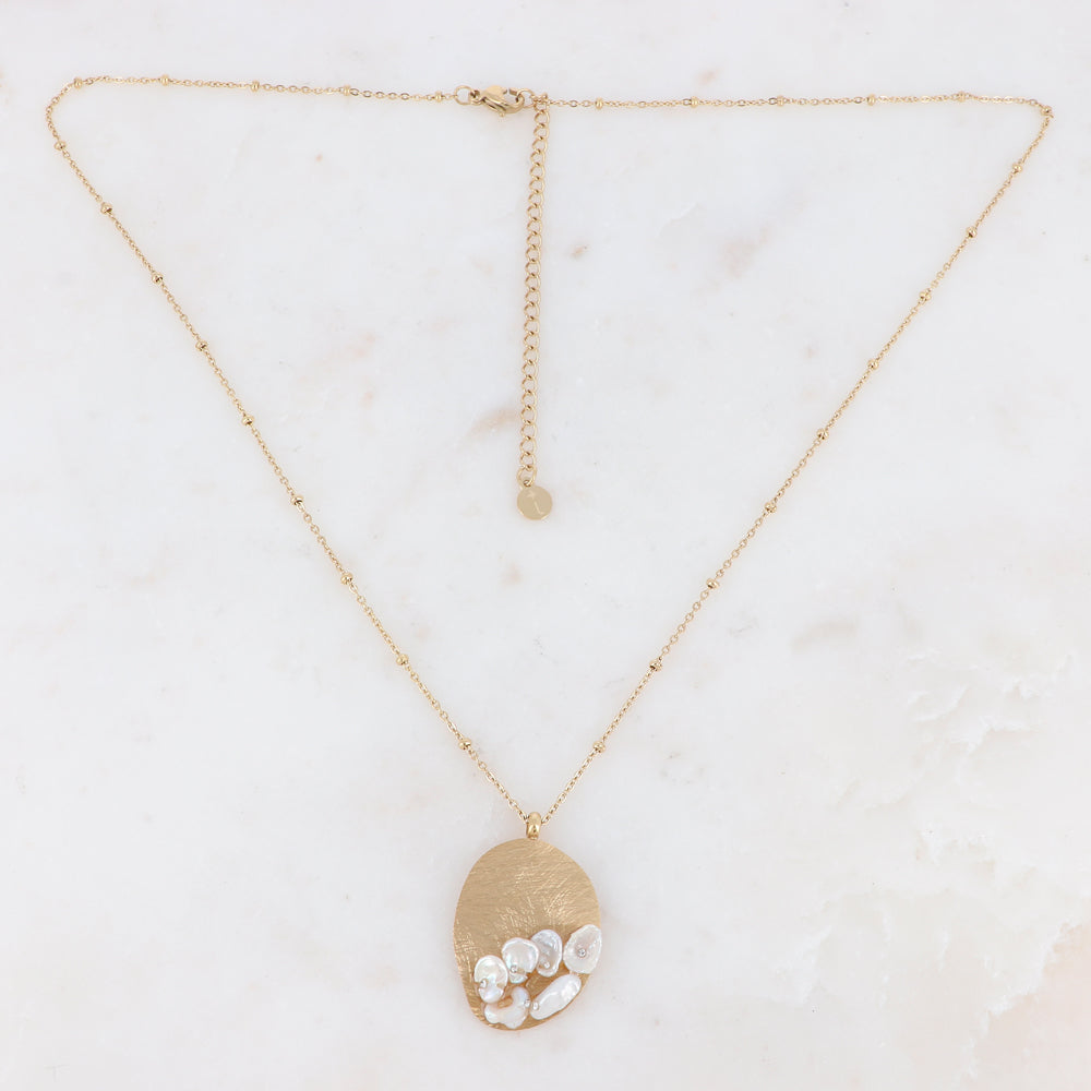 Collier doré avec pendentif effet brossé et perles d'eau douce 40+5 cm