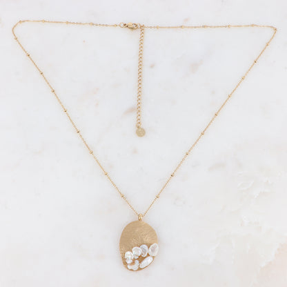 Collier doré avec pendentif effet brossé et perles d'eau douce 40+5 cm