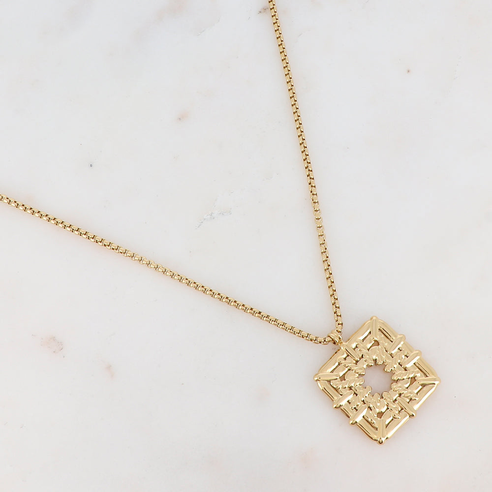 Collier doré avec une pampille carrée ajourée 40+5 cm