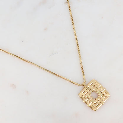 Collier doré avec une pampille carrée ajourée 40+5 cm