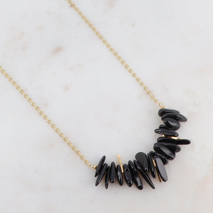 Collier doré orné de chips de pierres noires onyx 40+5 cm