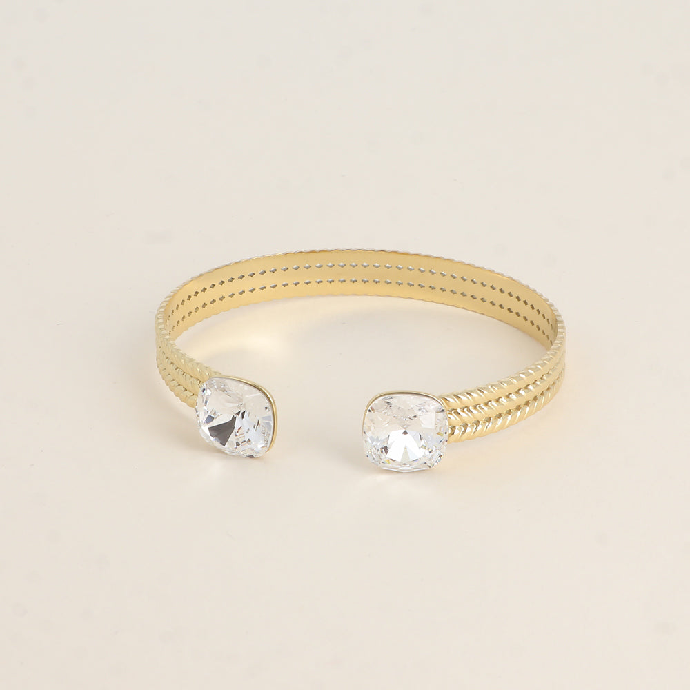 Jonc orné de cristaux de Swarovski® - Cristal Dimensions du jonc : 6 x 5 cm - Hauteur du jonc: 8 mm - Dimensions des cristaux : 12 x 12 mm