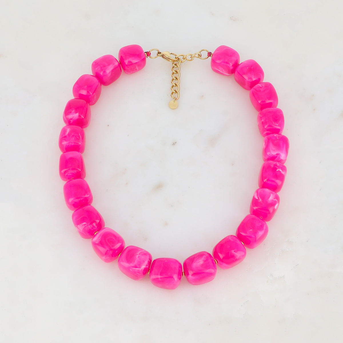 Collier avec perles carrées en résine (42+5CM)