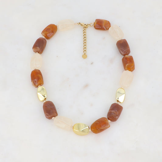 Collier avec perles métallique et en résine colorée