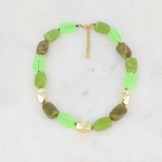 Collier avec perles métallique et en résine colorée