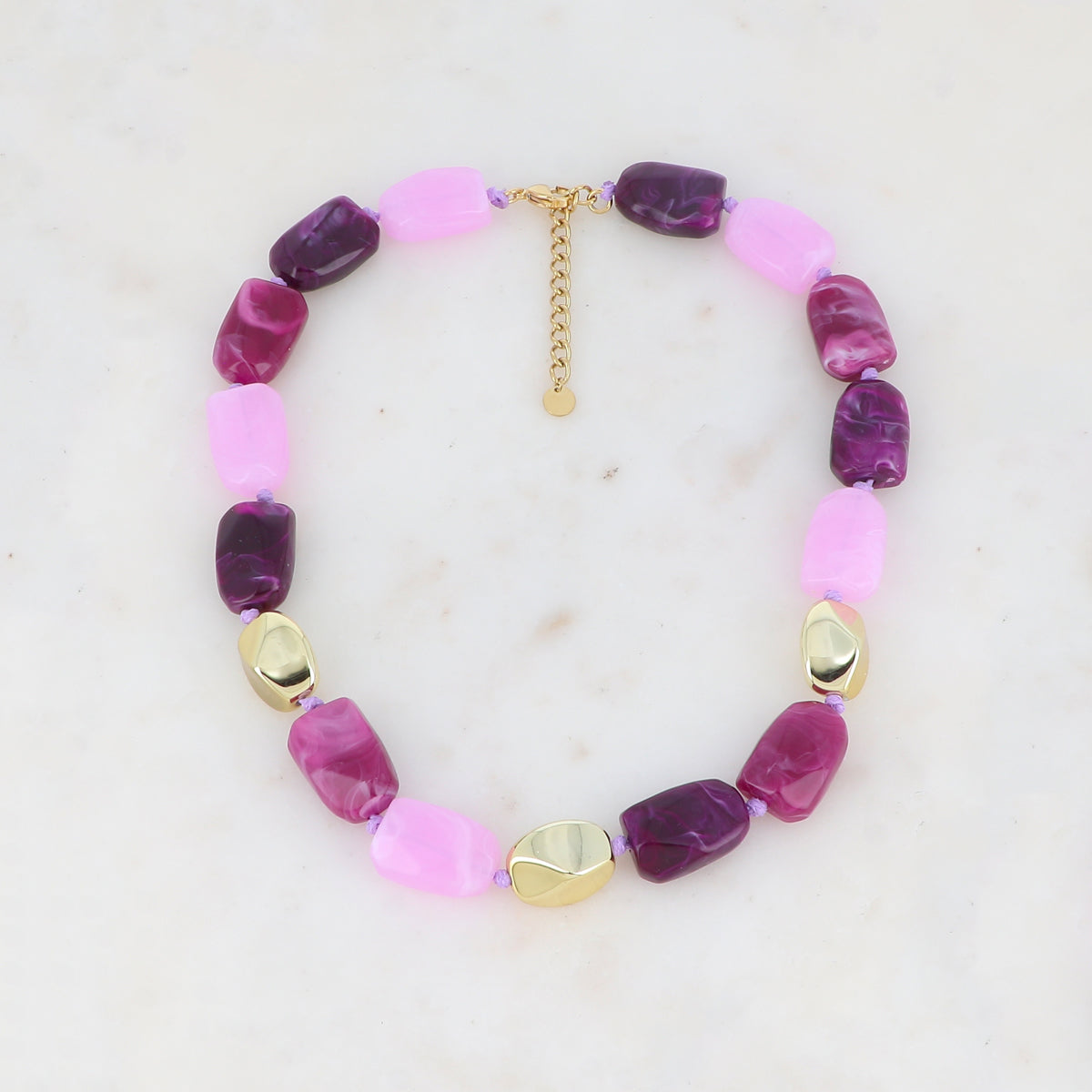 Collier avec perles métallique et en résine colorée