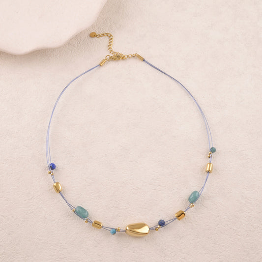 Collier sur fils avec perles dorées et pierres naturelles