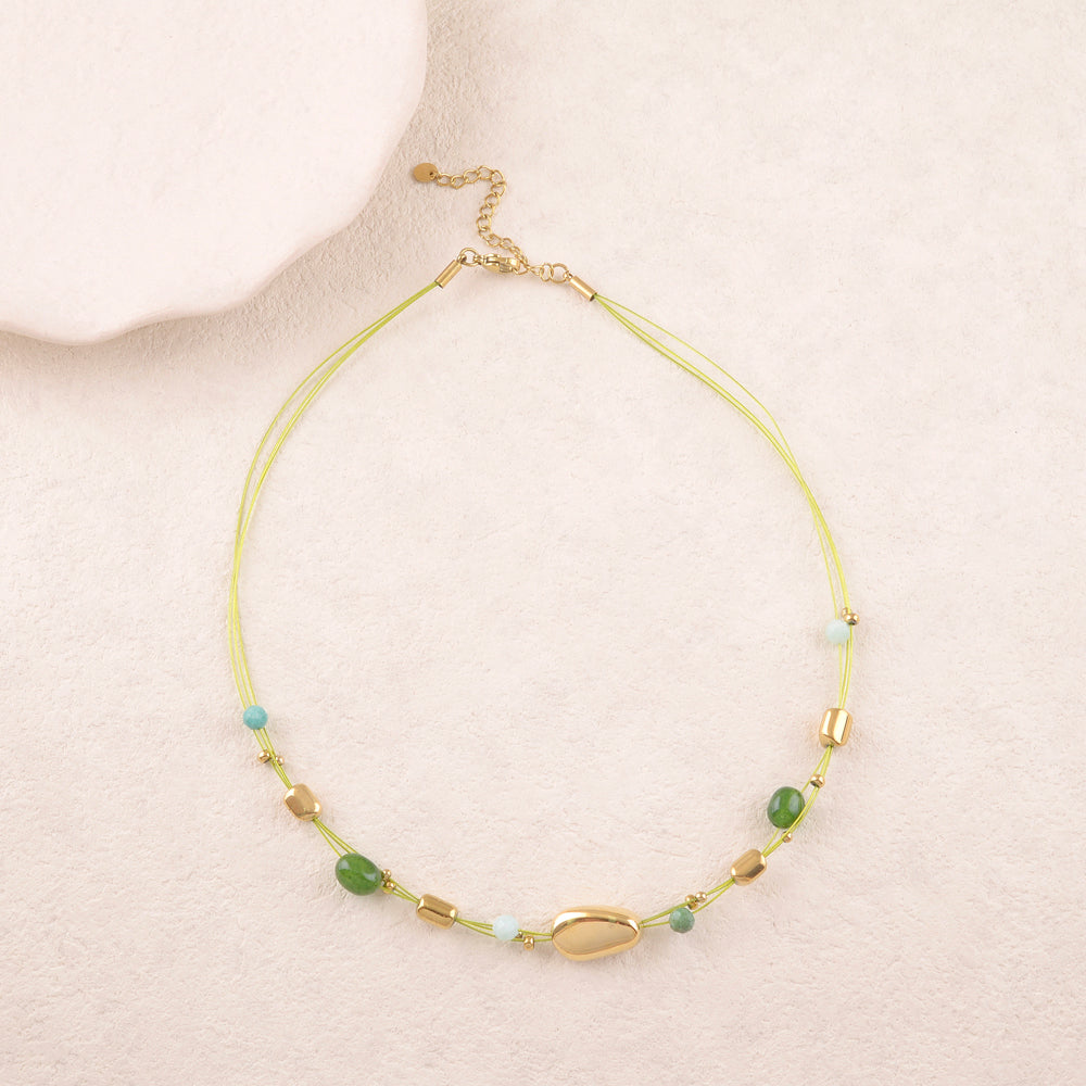 Collier sur fils avec perles dorées et pierres naturelles
