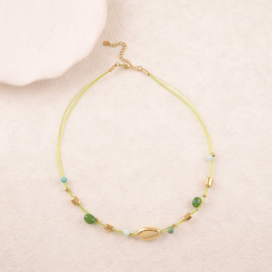 Collier sur fils avec perles dorées et pierres naturelles