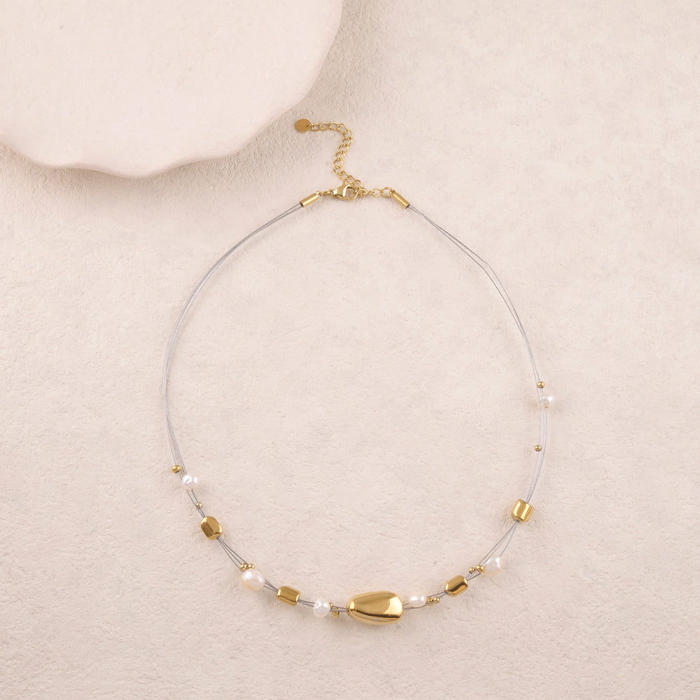 Collier sur fils avec perles dorées et perles d'eau douce