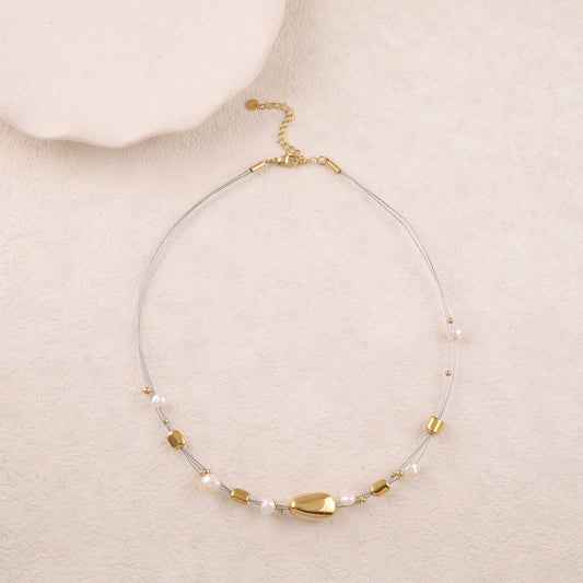 Collier sur fils avec perles dorées et perles d'eau douce