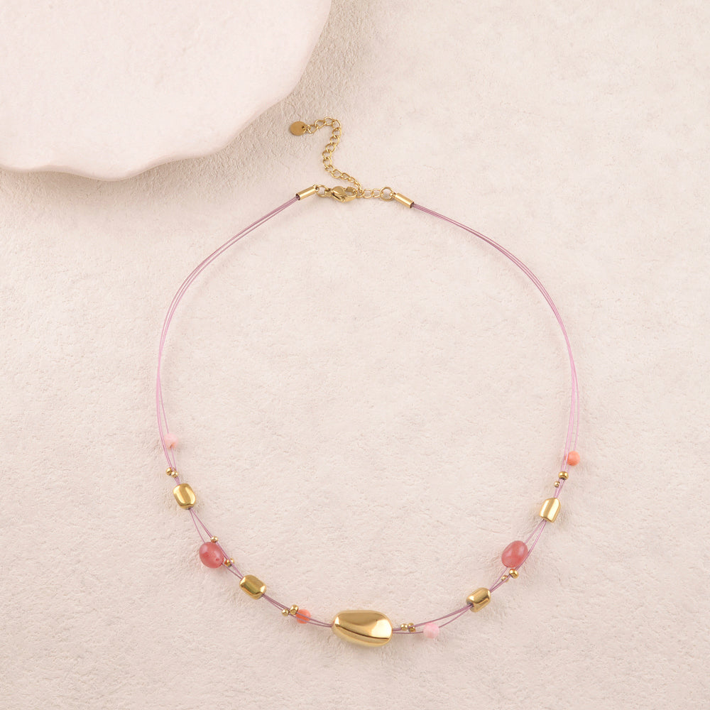 Collier sur fils avec perles dorées et pierres naturelles