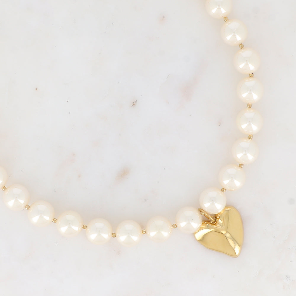 Collier avec perles en résine effet nacré et cœur lisse (40+3CM)