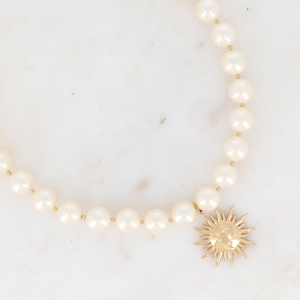 Collier avec perles en résine effet nacré et soleil