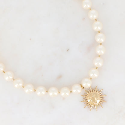 Collier avec perles en résine effet nacré et soleil