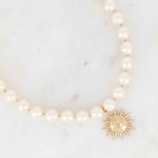 Collier avec perles en résine effet nacré et soleil