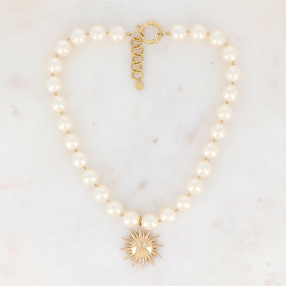 Collier avec perles en résine effet nacré et soleil