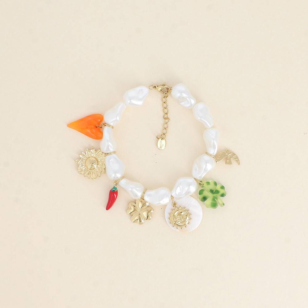 Bracelet sur fil - perles en résine blanche, cœur, fleur, piment, trèfles, soleil, pièce nacrée et oiseau (18+3 cm)