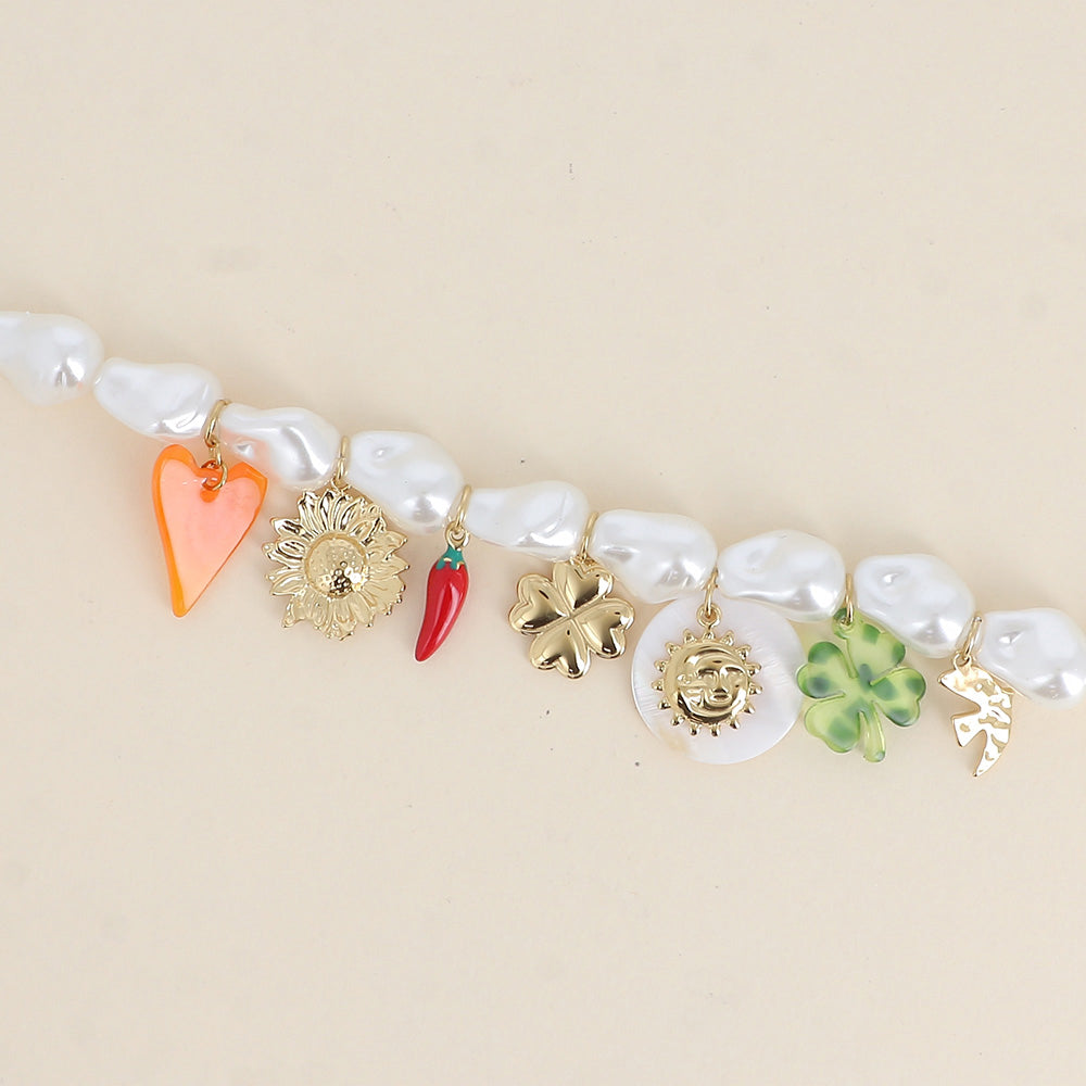 Bracelet sur fil - perles en résine blanche, cœur, fleur, piment, trèfles, soleil, pièce nacrée et oiseau (18+3 cm)