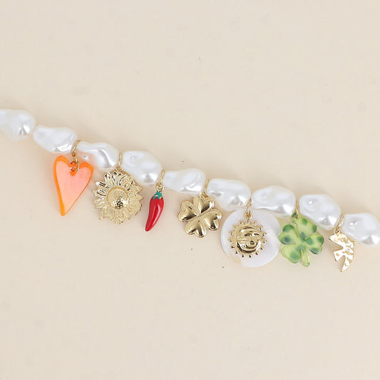 Bracelet sur fil - perles en résine blanche, cœur, fleur, piment, trèfles, soleil, pièce nacrée et oiseau (18+3 cm)