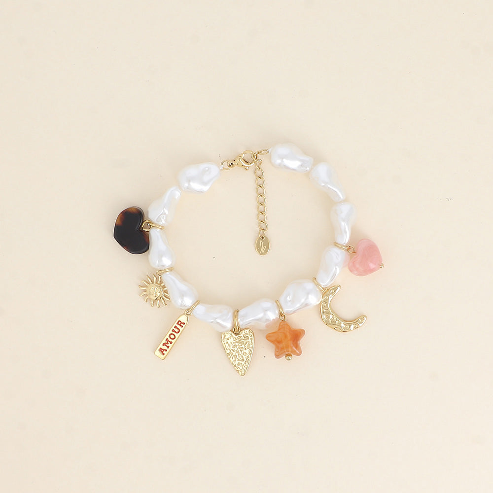 Bracelet - perles en résine blanche, cœurs, soleil, plaquette AMOUR en émail, étoile et lune (18+3 cm)