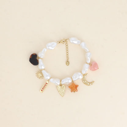 Bracelet - perles en résine blanche, cœurs, soleil, plaquette AMOUR en émail, étoile et lune (18+3 cm)