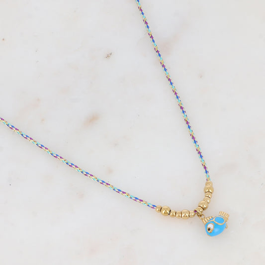 Collier sur cordon coloré avec pampille forme poisson émaillé