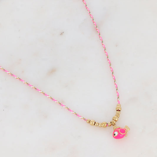 Collier sur cordon coloré avec pampille forme poisson émaillé