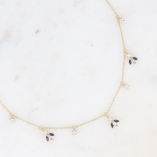 Collier - petites breloques en motif feuillage en oxydes de zirconium blanc et marine 37+7 cm