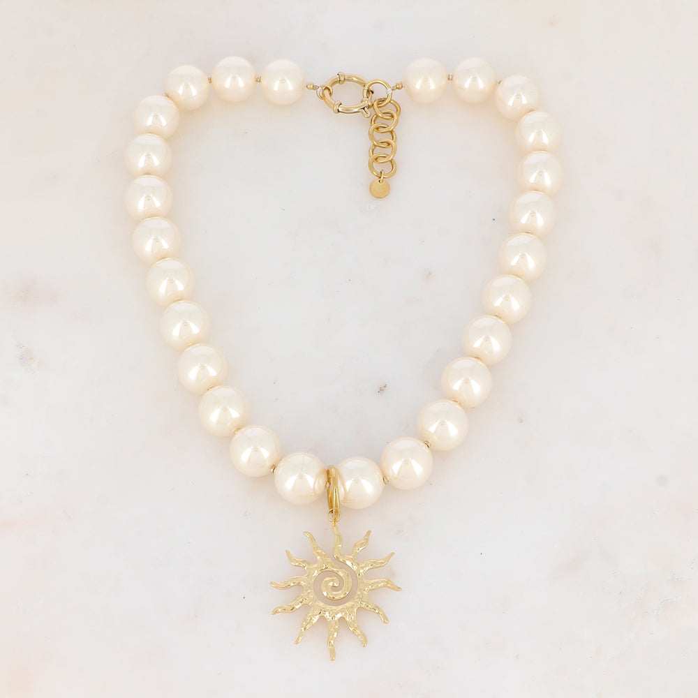 Collier avec perles en résine effet nacré et soleil (41+3CM)