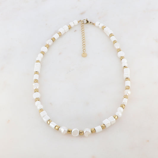 Collier doré avec des perles en céramique blanches et des perles d'eau douce 40+5 cm