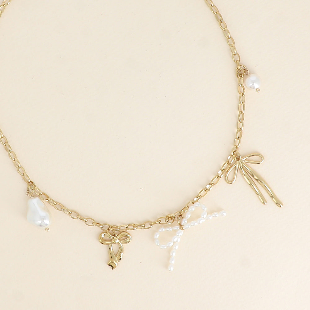 Collier - noeuds papillons avec des pièces en résine blanche 41,5+5 cm